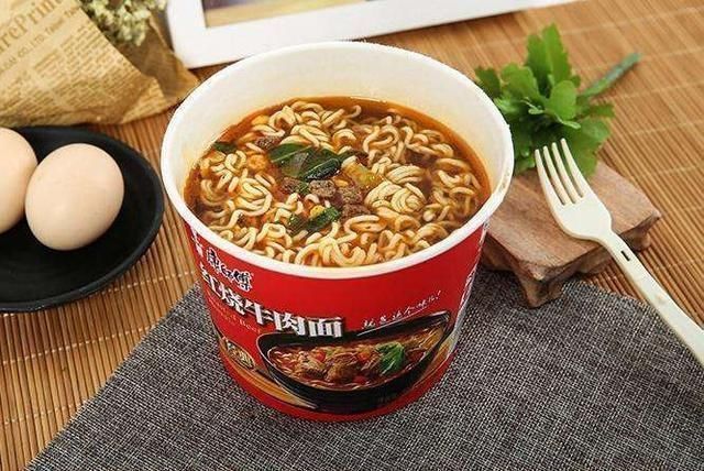 红烧牛肉面|如果你兜里只有5块钱,5款泡面你买哪个多数人选图2