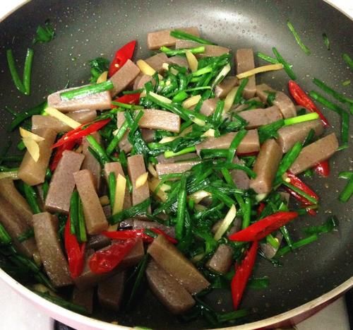 魔芋豆腐炒韭菜|这才是“刮油高手”，和韭菜一起炒，清香可口，补钙质，小肚子不鼓了