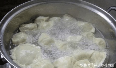 口感会更好|拌饺子馅时,有人放热油有人放香油,大厨都不对,不懂别乱放!