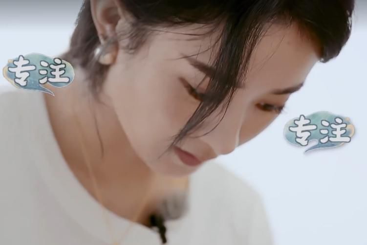  难怪|本以为赵丽颖不会做饭，看到她切牛肉的刀工，难怪非要结了婚再来