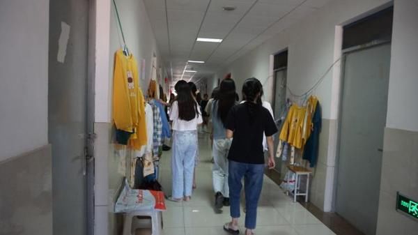 网购|女大学生网购100多件衣服，把宿舍走廊打造成“购物街”