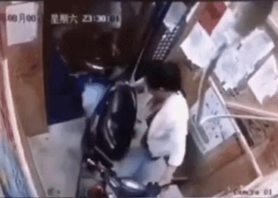  烟雾|电动车在电梯内突然自燃，4秒女子被烟雾吞没