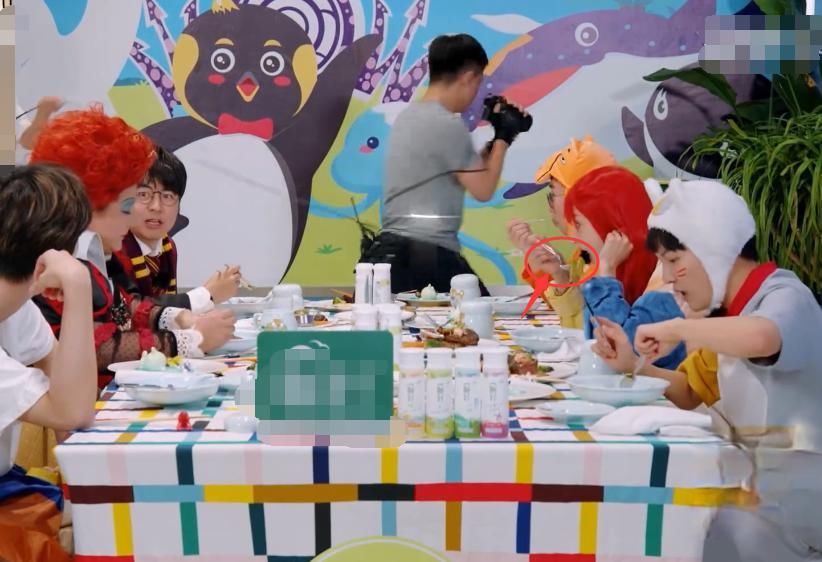  更深|郑爽录节目吃饭引热议，看到她吃的是啥，网友：给我三盘也吃不饱