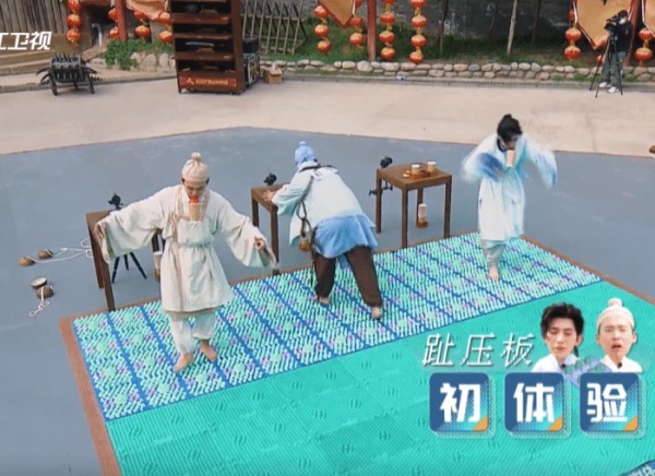 奔跑|《奔跑吧》最豪横的嘉宾,散步被棍子抽打,一边走一边喊叫!