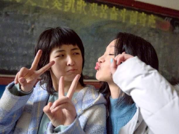 超强|何炅问张子枫想去哪所大学,妹妹的回答证明超强实力