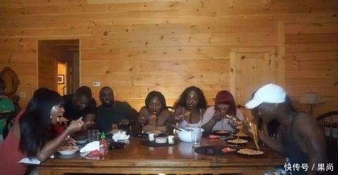 非洲|在非洲, 吃上泡面是土豪的一种象征，他们经常拿着方便面炫富