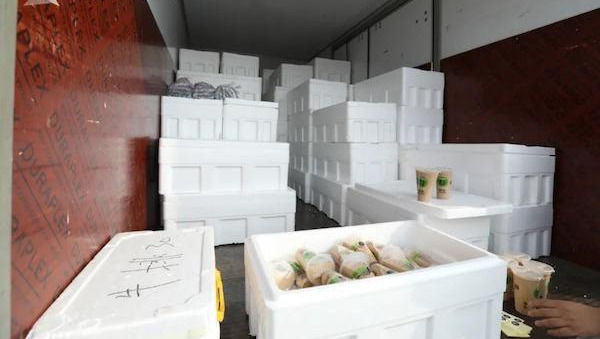 大学|大学迎新典礼送秋天的第一车奶茶 学生疯狂呐喊