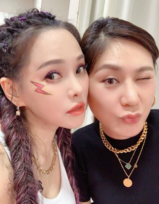 后台|伊能静晒《姐姐》录制后台照 预告将写万字毕业感言