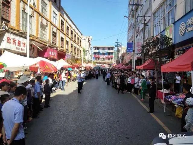 街上|为了个“表妹”，这帮人在街上打起来了！视频火爆