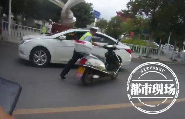 交警|太嚣张！未戴头盔被拦下，骑车女子竟“抡鞋”抽打执勤交警