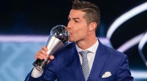 世界足坛|世界足坛现役第一人之争：马拉多纳选梅西，两任传奇主帅力挺C罗