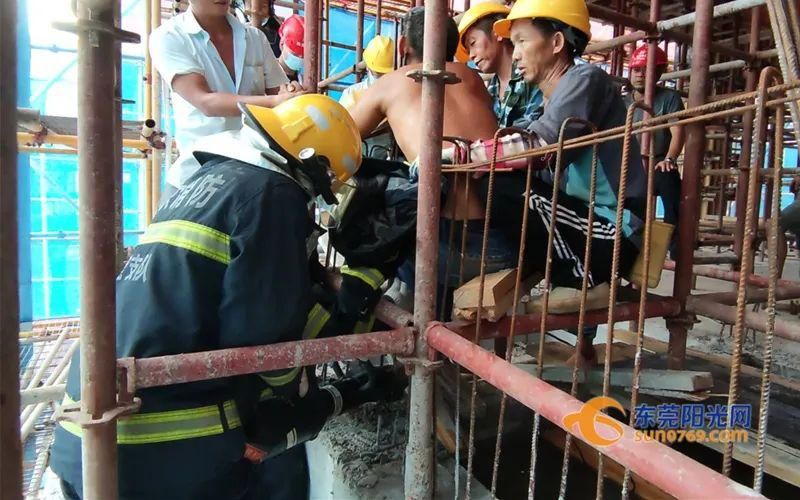 男子|【吓人】离心脏只差几厘米！ 男子在工地坠落 ，4根钢筋插穿身体....