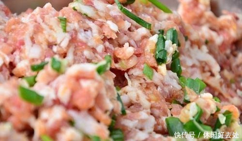  小编|4月发文包饺子时，很多人在饺子馅中加一点它，饺子馅又老又柴