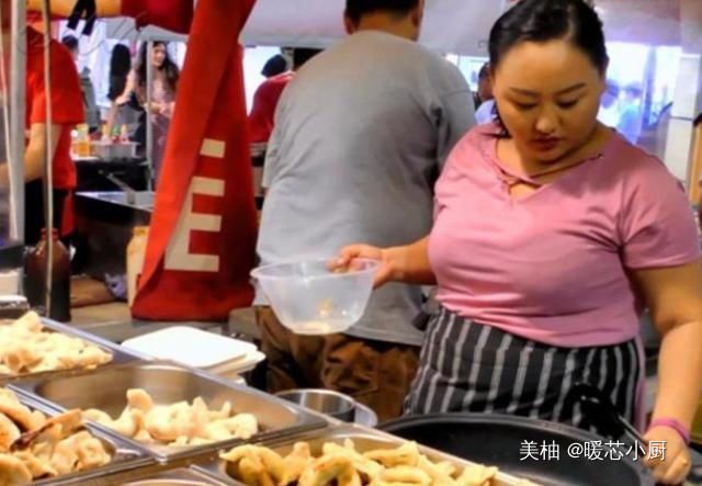 煎饺|小夫妻在英国卖“特色小吃”,25元1份,刚出摊老外就排队