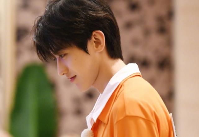  蔡徐坤|蔡徐坤到底有多高？在他手里小小的玩具熊，粉丝拿着却“变了样”