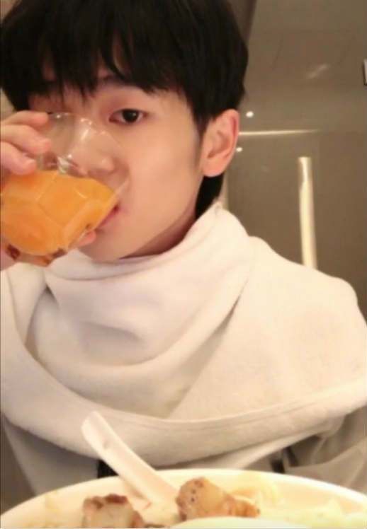  漱口水|R1SE趣事：周震南厕所吃播任豪品漱口水，夏之光要抢李佳琦饭碗？