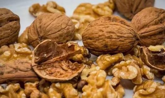  核桃壳中含|吃完的“核桃壳”不要扔，用水煮一煮，能解决许多人的“烦恼”