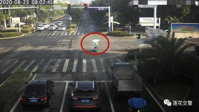 横穿马路|【曝光】闯红灯、逆行、横穿马路......莲花街头不文明交通行为大曝光！