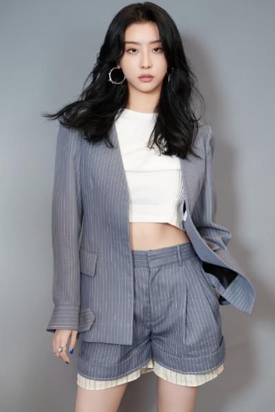 西装|THE9发布会现场直拍,刘雨昕西装虞书欣长裙,孔雪儿大波浪撑门面