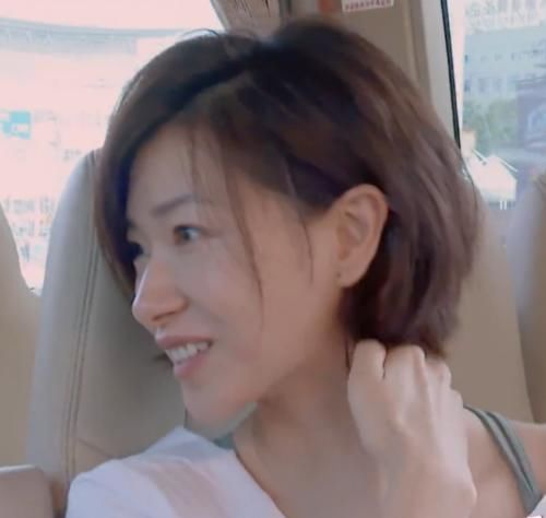  排练|万茜组坐车去排练，三人都是正常坐姿，黄龄的造型一言难尽