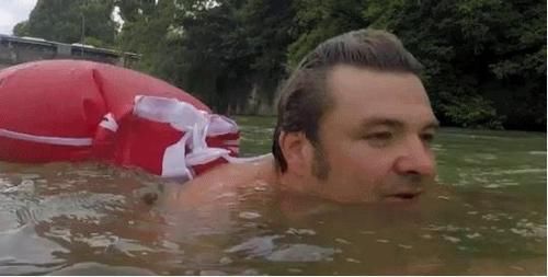 本杰明|男子因上班受够了拥堵的道路，每天游泳2公里去上班