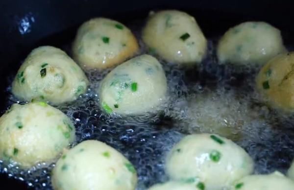 快速|快速早餐,1碗面粉,3个鸡蛋,手不沾面,比油条简单,比包子还香