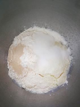  面包|松软香甜值得一试，炼乳椰蓉面包