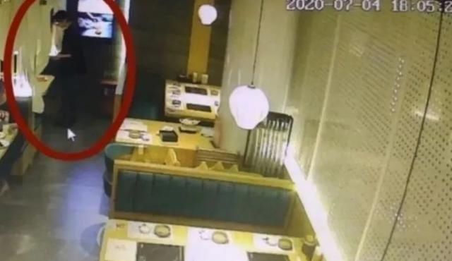  下药|女孩疑遭男伴下药，店员收水杯机智解救！警方已介入