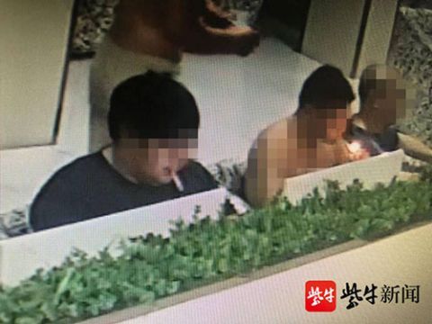 男子|男子上网时抽烟被罚20元，网吧老板被重罚100倍