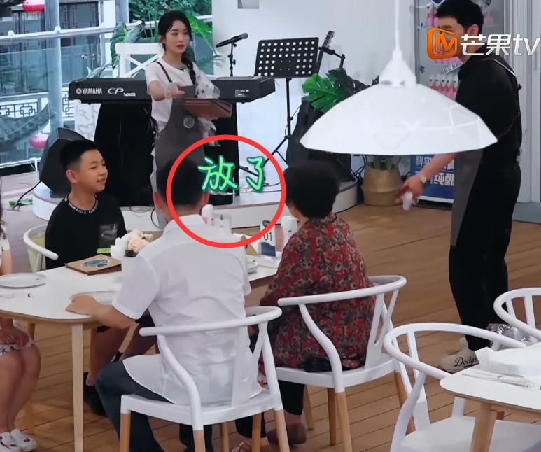  干活|赵丽颖干活突然被黄晓明叫住，她下意识的反应，太让人心疼了