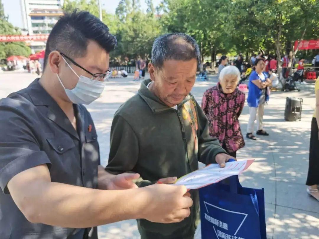 真面目|“摆摊”普法|让宣传“有味道”，揭开非法集资“真面目”！