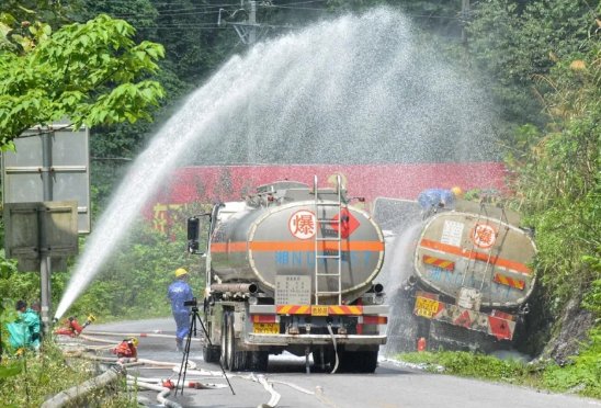  漏油|【突发】又是槽罐车侧倾漏油！近百名消防员赶赴现场处置