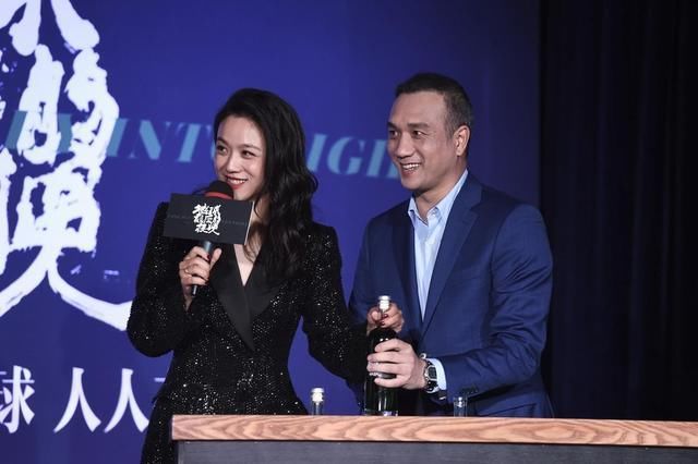  高级|汤唯又把西装穿火了！一袭亮片黑色西装配红唇，高级知性有女人味