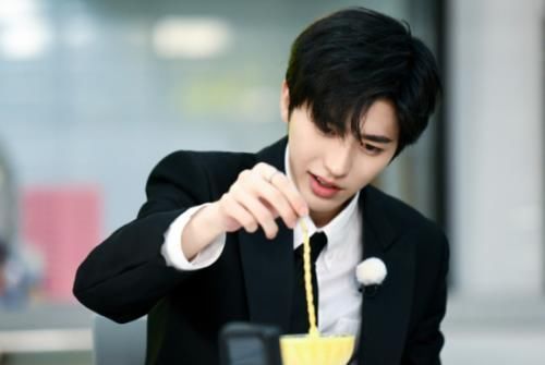 蔡徐坤|宋雨琦到底有多花痴跑男中第一眼看到蔡徐坤时,下意识动作亮了