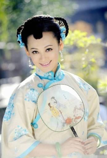  登上|宁静穿黑色袜子登场，因姐姐们的表情管理，登上热搜榜首位