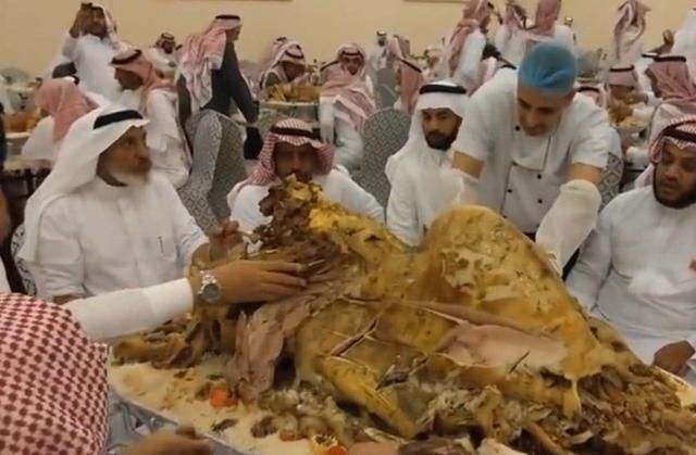 迪拜|迪拜人吃什么?到菜市场转一圈就明白了,帝王蟹、鲨鱼,应有尽有