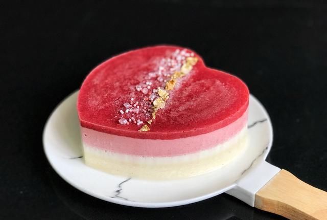 操作|法式甜点草莓慕斯,颜值高口味赞,操作非常简单,跟我一起做起来