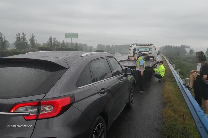 事故|安全警示|雨天高速上跟车太近车追尾,后车驾驶员负全责