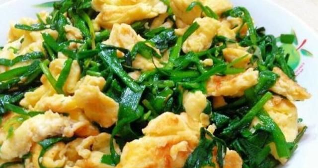  炒蛋|韭菜炒鸡蛋，先炒韭菜还是先炒蛋？行家都这么炒，鲜嫩翠绿营养高