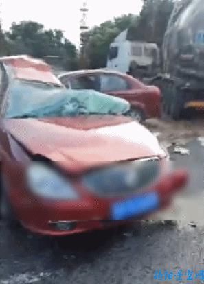  交通事故|揭西发生一起交通事故，车辆被撞得严重变形，消防和救护车都来了......