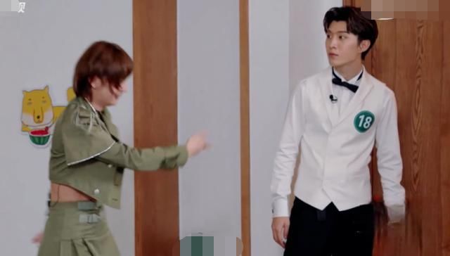  弟弟|赵粤穿短裙做平板支撑时，谁注意范丞丞的表情？再也不敢叫弟弟了