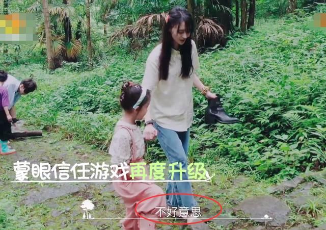  素养|郑爽被小朋友牵着走路，磕到脚时疼到喊叫，她之后的做法看出素养