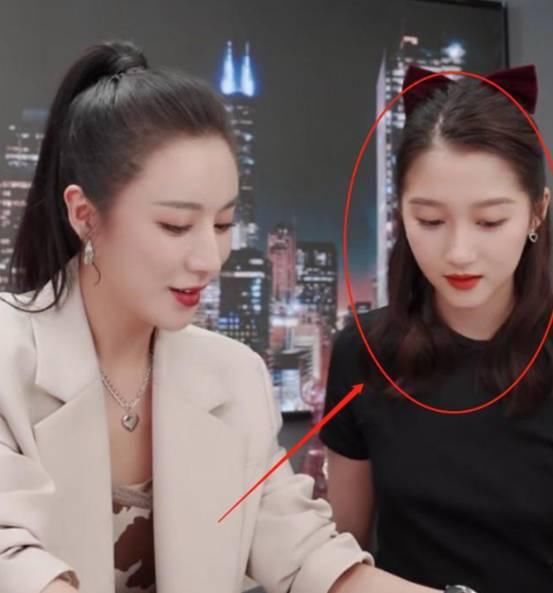  滤镜|关晓彤现身薇娅直播间，没有了美颜滤镜，场面实在尴尬！