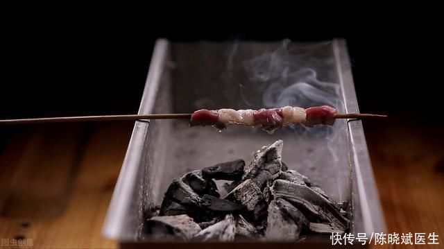 “苯并芘”致癌物比正常食物高(提醒:1级致癌物“苯并芘”，就爱藏在这2种食物，劝你管住嘴)
