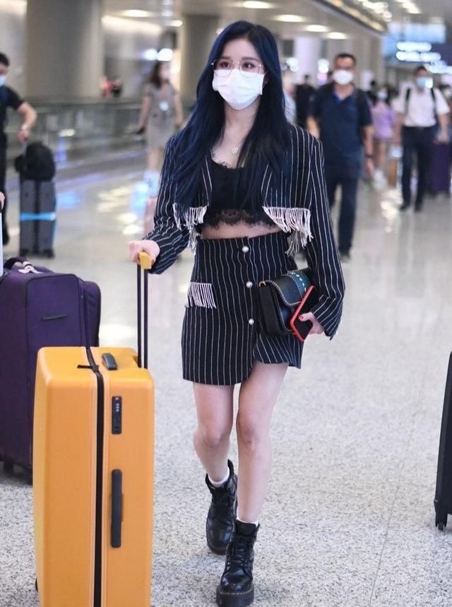  马丁|段艺璇走甜酷路线，条纹套装配马丁靴，细腰长腿身材真好