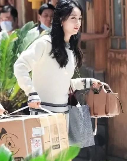  腰部|《中餐厅》杀青赵丽颖直奔按摩店，曾在拍戏时落马被威亚戳伤腰部