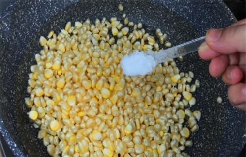 实用|才发现,剥玉米这么简单,剪刀一转全散开,两分钟剥一大盆,实用