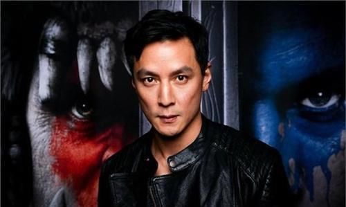 变白|45岁吴彦祖近照曝光,秃顶秃成苏大强,头发变白面容憔悴!