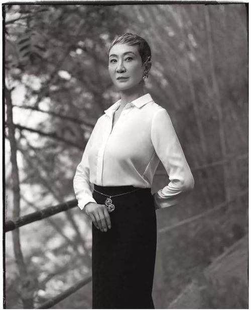  身材|施南生送别赌王，一头短发穿素衣69岁身材风韵犹存，奶奶变阿姨了