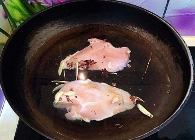 凉拌|【麻辣凉拌鸡丝】的做法+配方，低脂美味又清爽解馋的凉拌菜